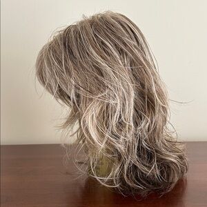 Jaclyn Smith Beachy wig in misty mocha see pics has frizz